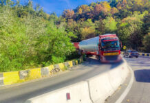 Circulaţie blocată pe DN 7, între Piteşti şi Râmnicu Vâlcea, după coliziunea dintre un autoturism şi o autocisternă