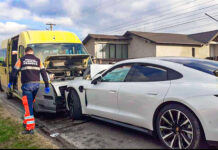 4 copii răniți după ce un bolid Porsche s-a ciocnit cu un microbuz școlar