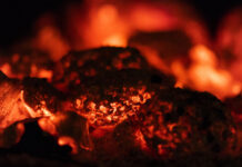 Incendiu la o fabrică de brichete de cocs din Prahova. 60 de tone de cărbune, afectate