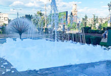 Fântânile arteziene din Ploieşti s-au umplut cu spumă după ce persoane necunoscute au turnat detergent în apă