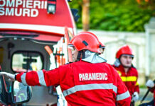 O maşină a lovit trei pietoni: un bărbat a murit, o femeie este inconştientă, iar o fată de 11 ani este rănită