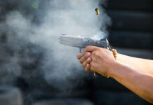 Un bărbat din Prahova deranjat de zgomotul făcut de un grup de tineri a tras două focuri de armă și a rănit un adolescent