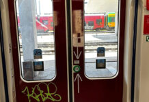 Primul tren electric din România, vandalizat după doar câteva luni de circulație